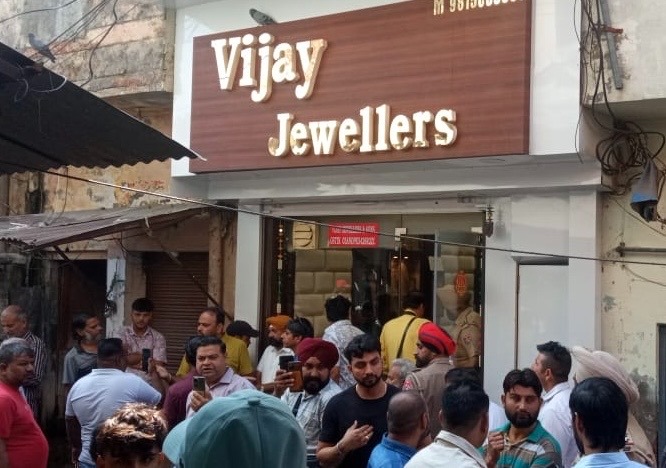 जालंधर में लूट की बड़ी वारदात, पिस्तौल के बल पर लुटेरों ने ज्वैलर को बनाया निशाना, 1 करोड़ का सोना और 2 लाख कैश लुटे