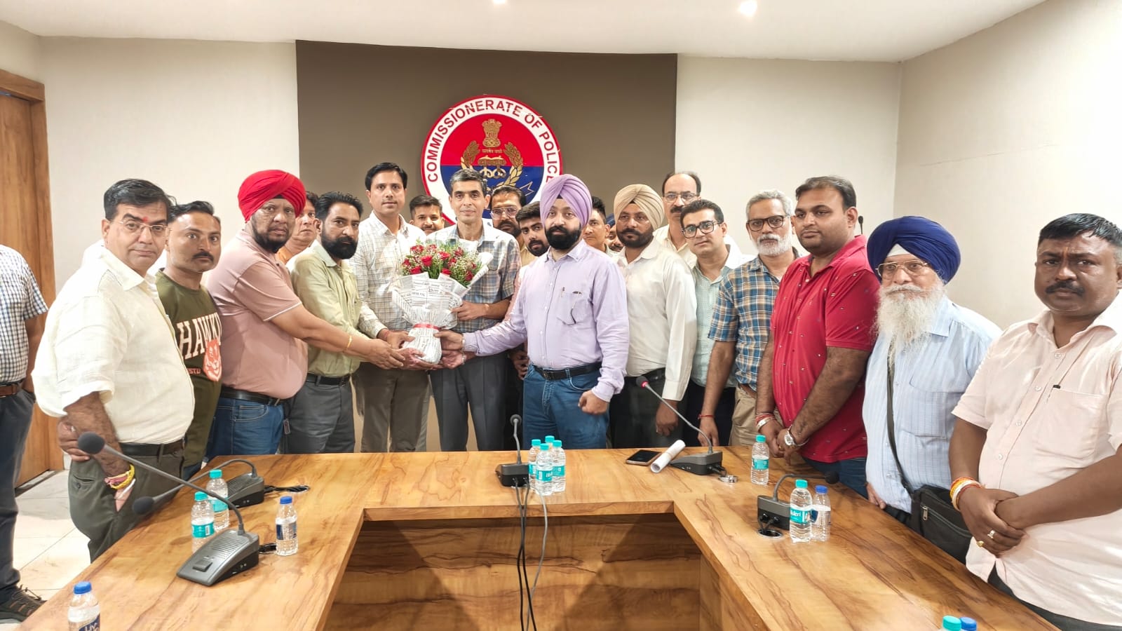 डिजिटल मीडिया एसोसिएशन ने फूलों का गुलदस्ता भेंट कर जालंधर के नए पुलिस कमिश्नर सतिंदर सिंह का किया स्वागत