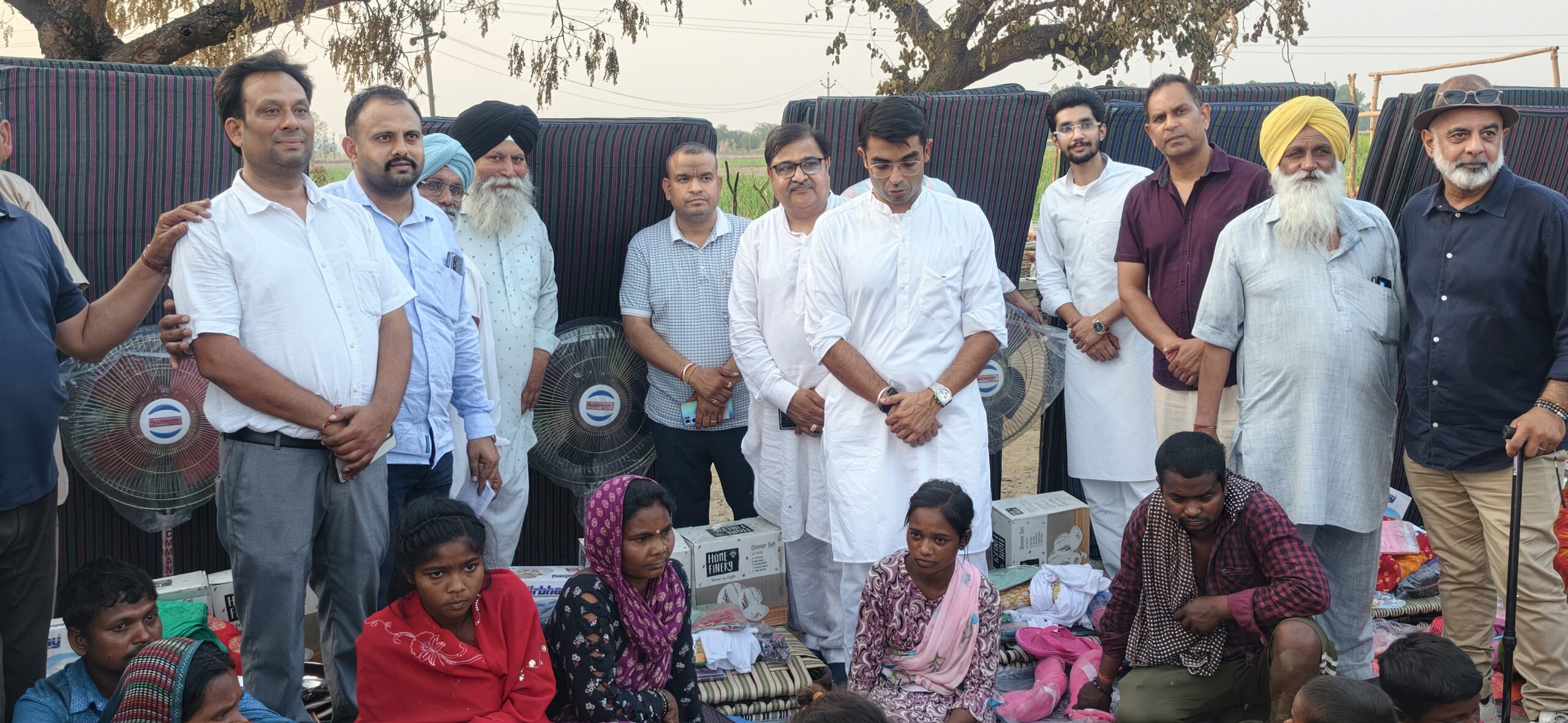 कैंट विधानसभा मे भाजपा के राष्ट्रीय प्रवक्ता जयवीर शेरगिल राहत सामग्री लेकर अग्निकांड प्रभावित रायपुर गांव पहुंचे, पीड़ितों को हर संभव सहायता का भरोसा दिया