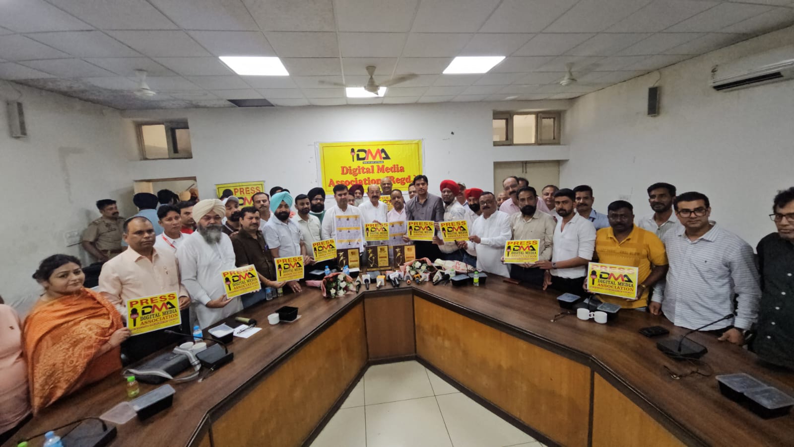 कैबिनेट मंत्री मोहिंदर भगत और मेयर वनीत धीर ने रिलीज़ किए Digital Media Association के आईडी कार्ड व व्हीकल स्टिकर
