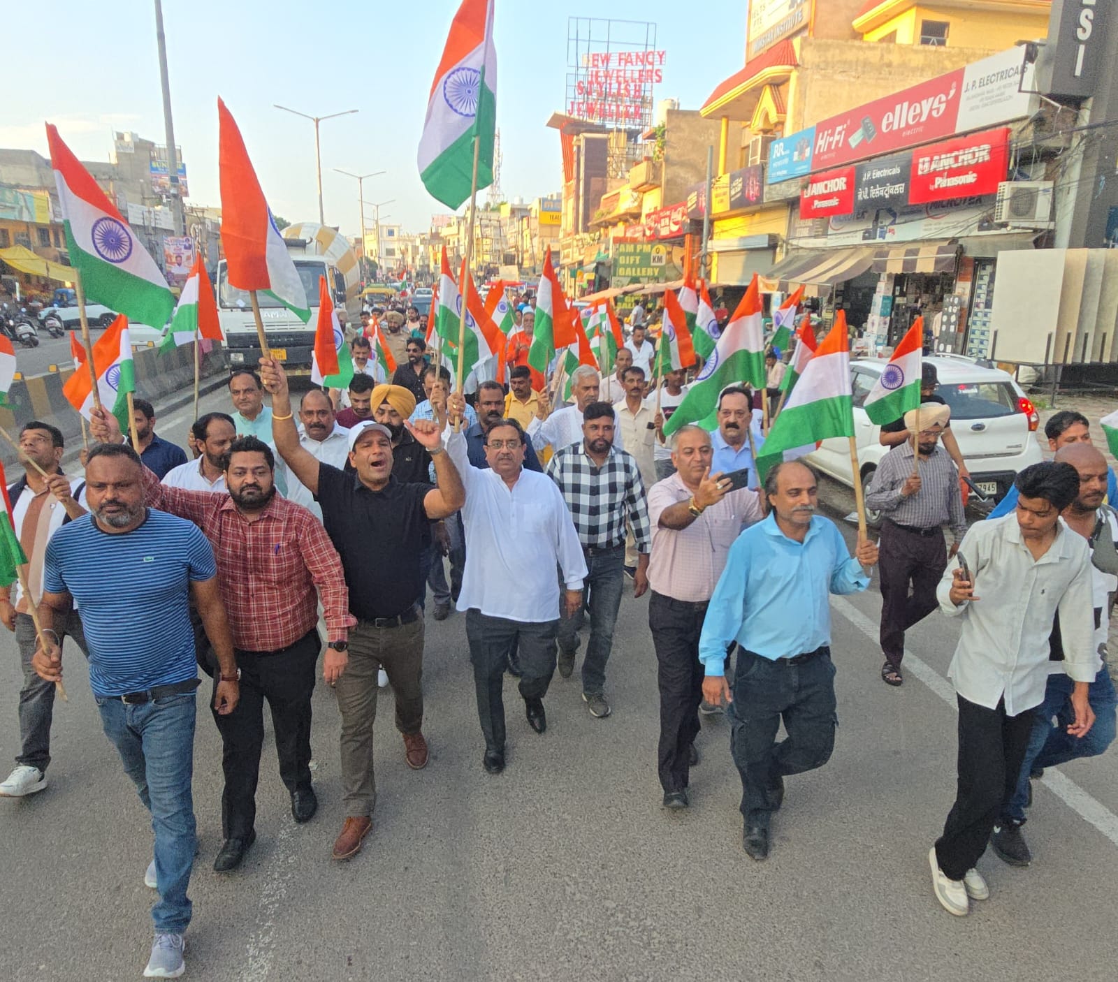 स्वतंत्रता दिवस के उपलक्ष्य में भारतीय जनता पार्टी द्वारा चलाए जा रहे तिरंगा यात्रा अभियान के अंतर्गत केंद्रीय विधानसभा क्षेत्र के रामा मंडी मंडल में भाजपा पंजाब के प्रदेश उपाध्यक्ष राकेश राठौर के नेतृत्व में भव्य तिरंगा यात्रा निकाली गई।