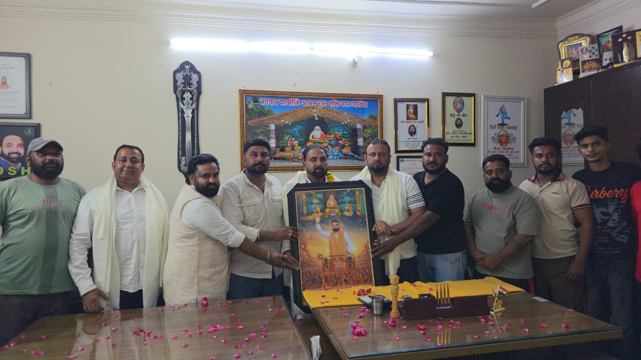 भगवान वाल्मीकि यूथ सेवा दल की ओर से भगवान वाल्मीकि आश्रम ट्रस्ट के चेयरमैन बनने पर विपन सभरवाल को किया सम्मानित