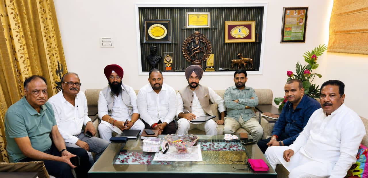 भाजपा जोनल प्रभारी परमिंदर बराड़, प्रभारी सूरज भारद्वाज व सह-प्रभारी हरजीत संधू ने जालंधर भाजपा के पूर्व जिला अध्यक्षों से की बैठक