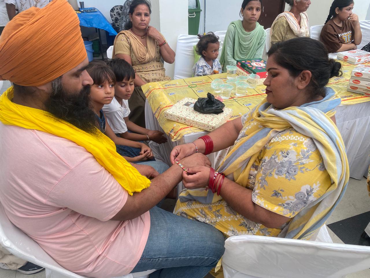 कपूरथला जेल में रक्षाबंधन : कैदी भाइयों की कलाइयों पर सजाई बहनों ने राखी