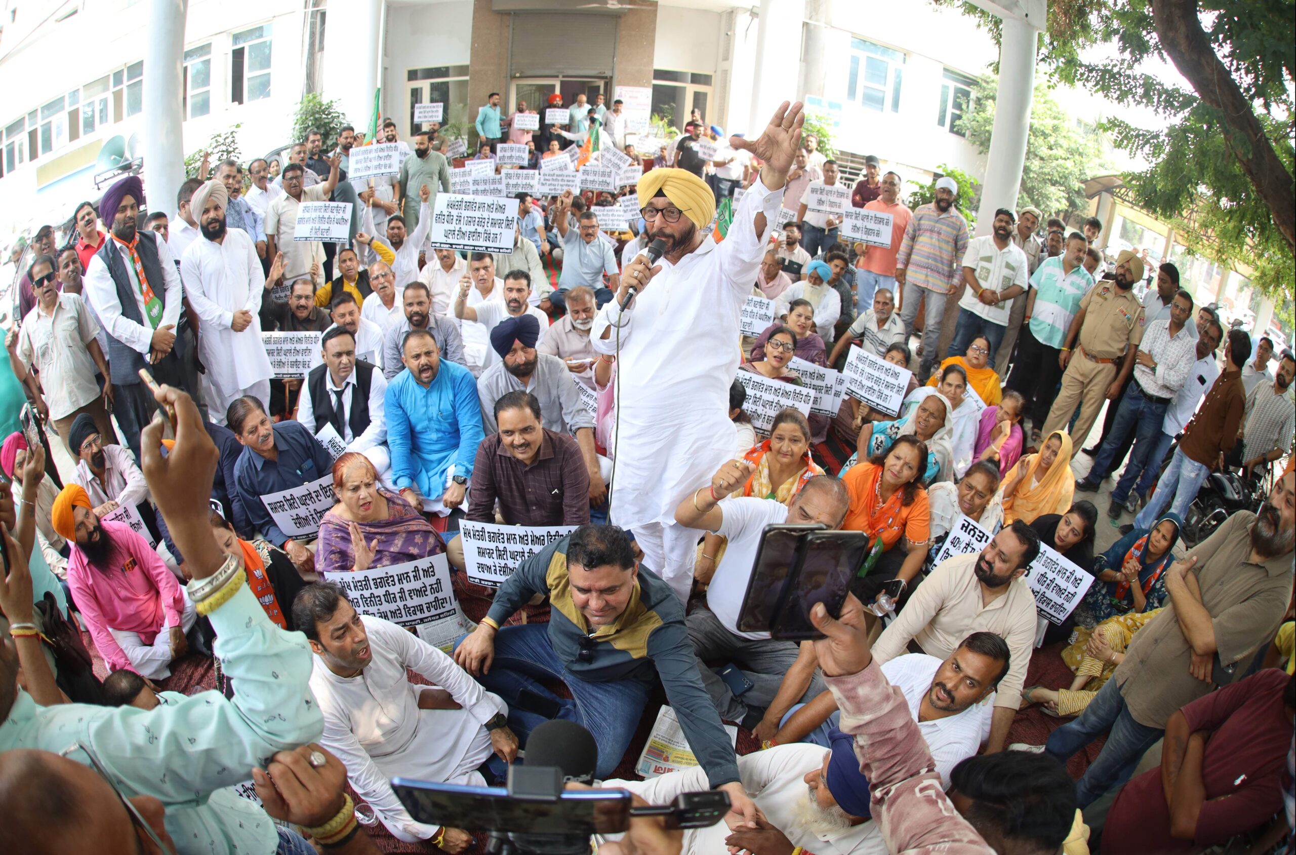 जालंधर नगर निगम में भाजपा पार्षदों का सैकड़ों समर्थकों के साथ जोरदार धरना, कमिश्नर के दरवाजे पर चिपकाया मांगपत्र